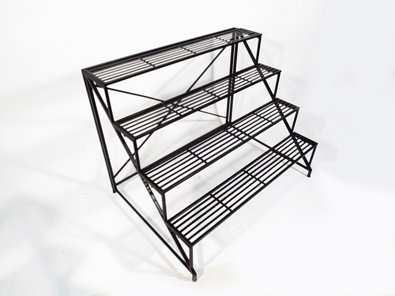 puesto 4 estantes(metal) recto 80x105x75 6u. curvo 80x75x75 6u. (prof.estantes 17)